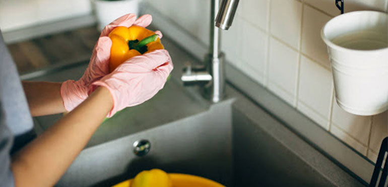 Por qué no debes lavar estos 5 alimentos, y 5 que sí debes limpiar bajo el  grifo 